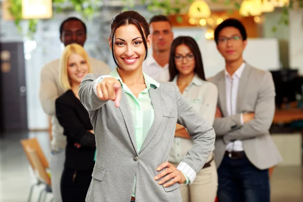 Vacker grupp av affärsmän i office — Stockfoto