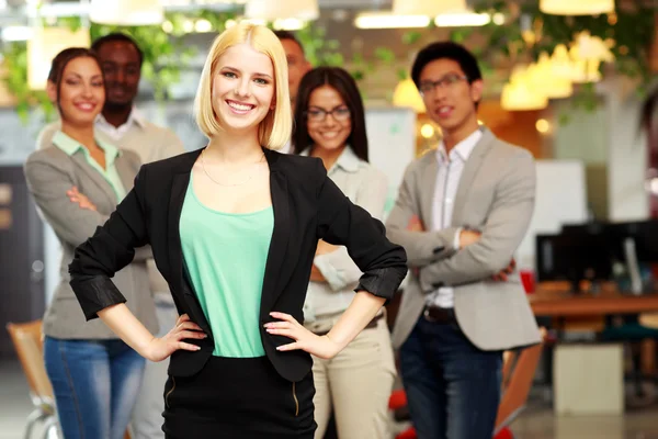 Vacker grupp av affärsmän i office — Stockfoto