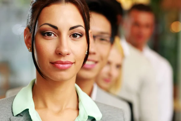 Knappe groep van mensen uit het bedrijfsleven in office — Stockfoto