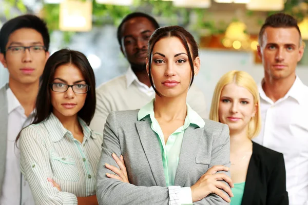 Vacker grupp av affärsmän i office — Stockfoto