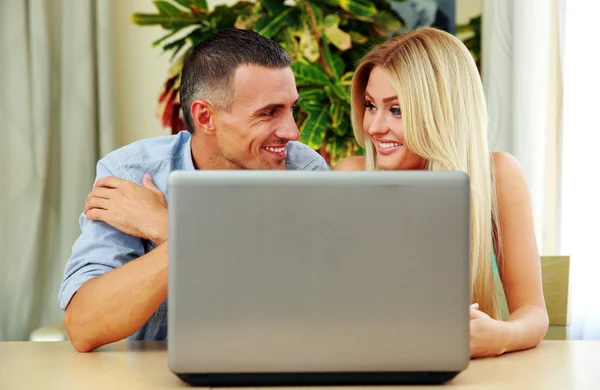 Hermosa pareja — Foto de Stock