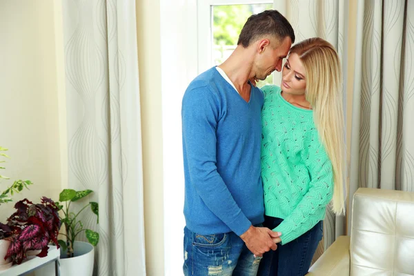 Bonito jovem casal — Fotografia de Stock