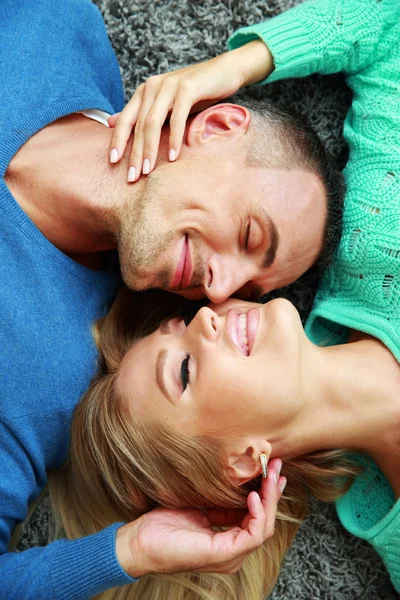 Bonito jovem casal — Fotografia de Stock