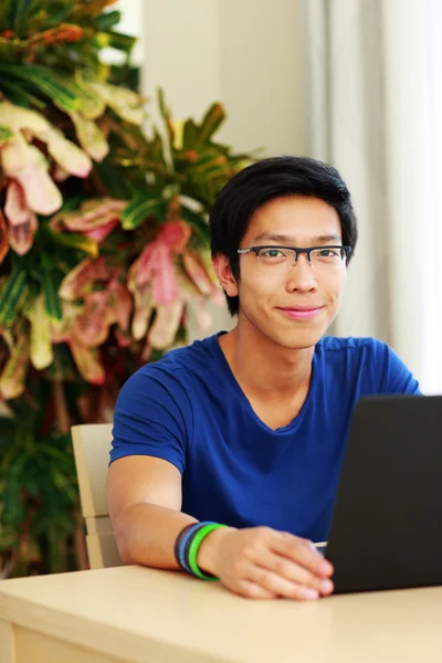 Schöner asiatischer Mann zu Hause — Stockfoto