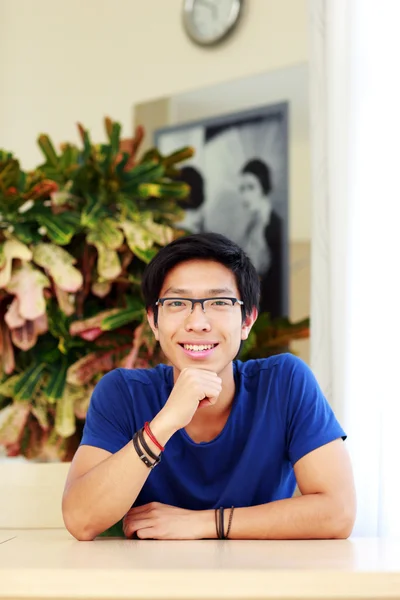 Vacker asiatisk man i hemmet — Stockfoto