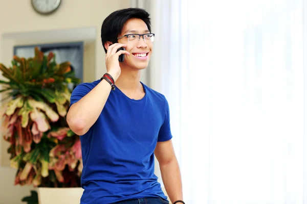 Schöner asiatischer Mann zu Hause — Stockfoto