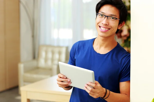 Bonito asiático homem em casa — Fotografia de Stock