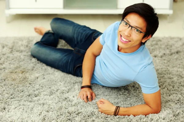 Bonito asiático homem em casa — Fotografia de Stock