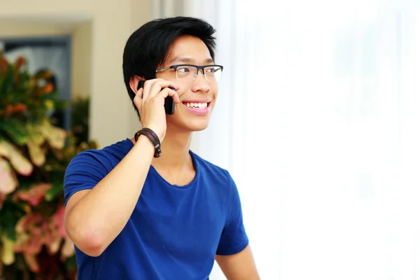 Schöner asiatischer Mann zu Hause — Stockfoto