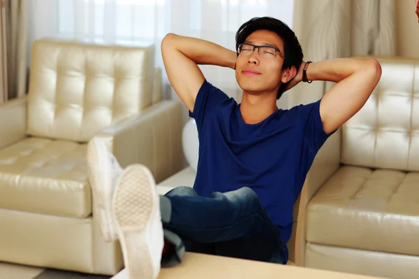 Asijské muž doma — Stock fotografie