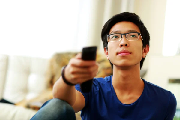 Guapo asiático hombre en casa — Foto de Stock