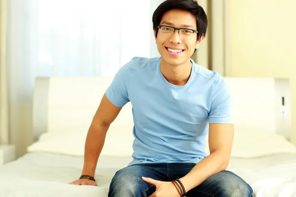 Bello asiatico uomo a casa — Foto Stock