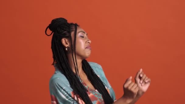 Eine Seitenansicht Einer Entspannten Afrikanisch Amerikanischen Frau Die Isoliert Über — Stockvideo