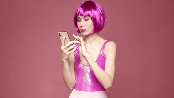 Agradable Chica Con Pelo Rosa Añadiendo Número Tarjeta Crédito Teléfono — Vídeos de Stock