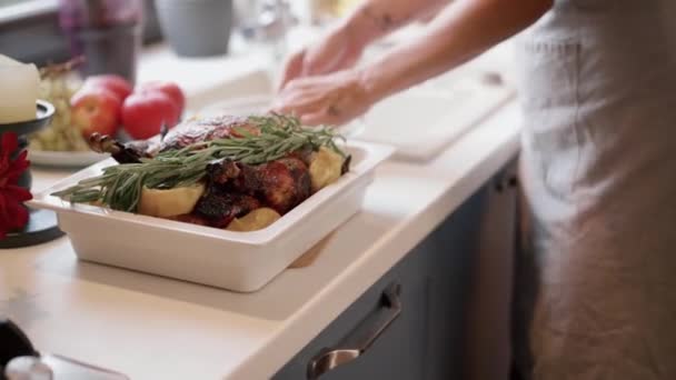 Uma Visão Perto Uma Mulher Cozinhando Peru Para Dia Ação — Vídeo de Stock