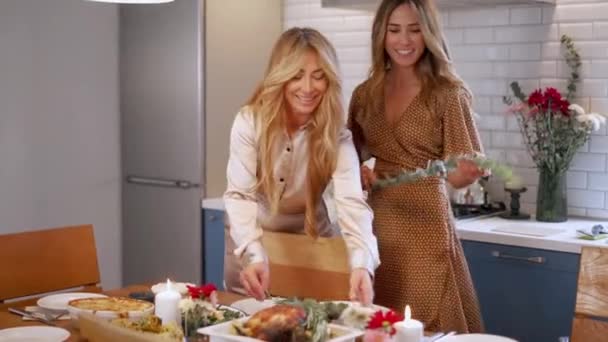 추수감사절을 식탁을 장식하는 아름다운 여인들 — 비디오