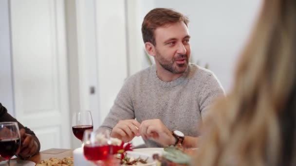 Hombre Hablando Mientras Está Sentado Mesa Durante Cena Con Familia — Vídeos de Stock