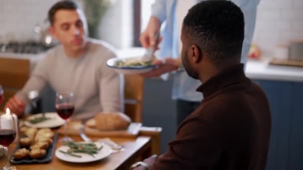 一个男人把食物放在盘子里庆祝感恩节的剪影 非裔美国人拒绝 — 图库视频影像
