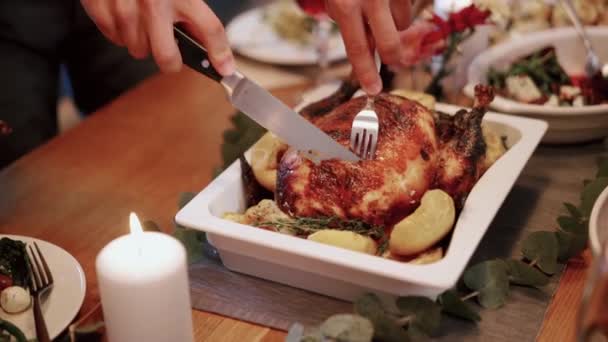 夕食を食べながらテーブルで伝統的な七面鳥の肉を切る上級の父感謝祭の日 — ストック動画