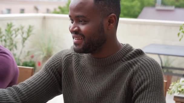 Egy Mosolygó Afro Amerikai Férfi Aki Egy Pohár Bort Iszik — Stock videók