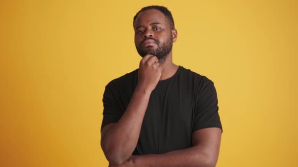 Ein Denkender Afrikanisch Amerikanischer Mann Grübelt Und Gibt Eine Negative — Stockvideo