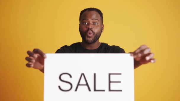 Afro American Vesel Care Pozează Semn Vânzare Picioare Izolat Fundal — Videoclip de stoc