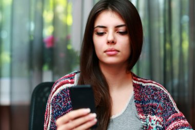 genç çekici kadın evde