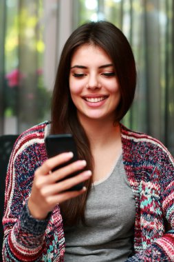 genç çekici kadın evde