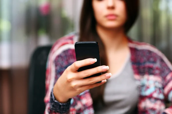 Mujer atractiva joven en casa — Foto de Stock