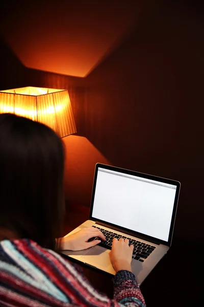 Mujer atractiva joven en casa — Foto de Stock