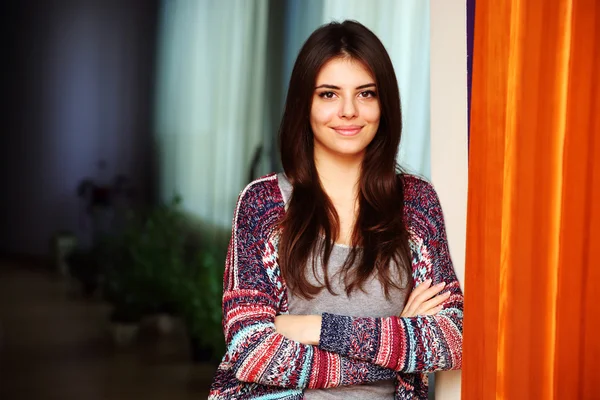 Jovem mulher atraente em casa — Fotografia de Stock