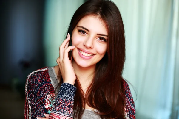 Jovem mulher atraente em casa — Fotografia de Stock