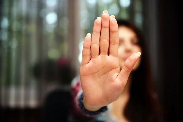 Mooie vrouw thuis — Stockfoto