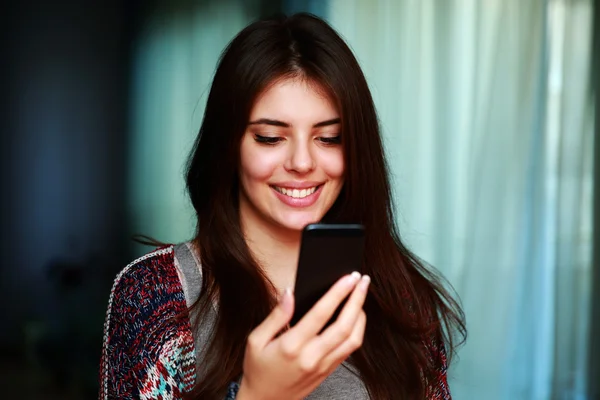 Mooie vrouw thuis — Stockfoto