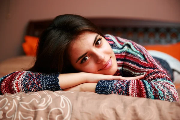 Hermosa mujer en casa — Foto de Stock