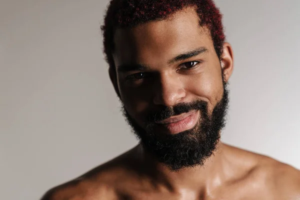 Preto Sem Camisa Barbudo Homem Sorrindo Olhando Para Câmera Isolada — Fotografia de Stock