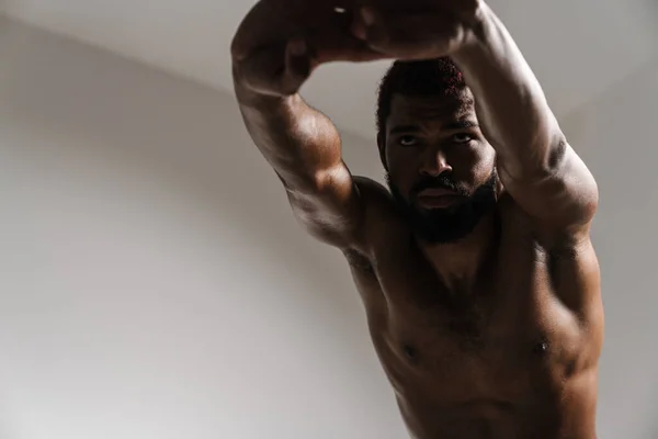 Schwarzer Sportler Ohne Hemd Beim Stretching Während Isoliert Vor Weißem — Stockfoto