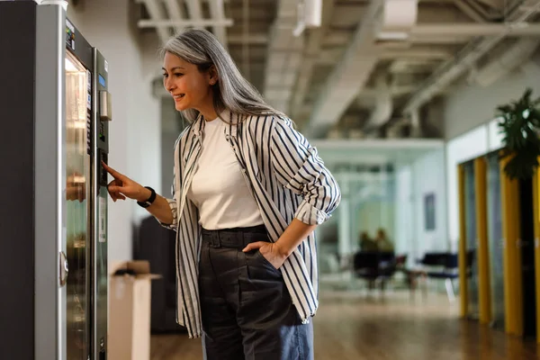 Mujer Madura Pelo Blanco Feliz Usando Máquina Expendedora Sonriendo Interior —  Fotos de Stock