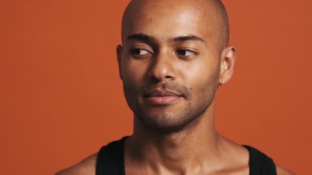 Nahaufnahme Des Selbstbewussten Glatzköpfigen Hispanischen Mannes Der Zur Seite Schaut — Stockvideo