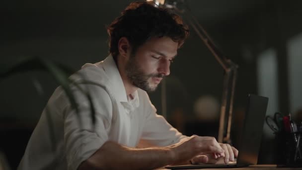 Vista Lateral Homem Cansado Trabalhando Laptop Escritório Noite — Vídeo de Stock