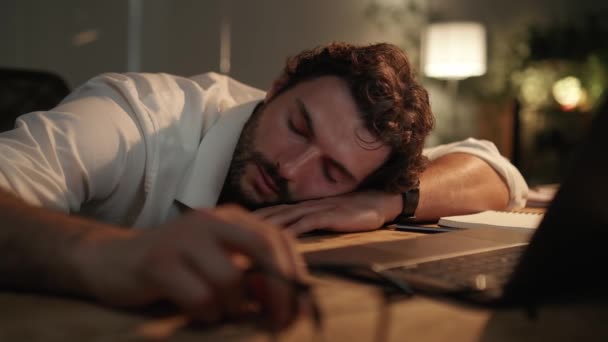 Крупним Планом Красивий Втомлений Чоловік Спить Столом Перед Ноутбуком Офісі — стокове відео
