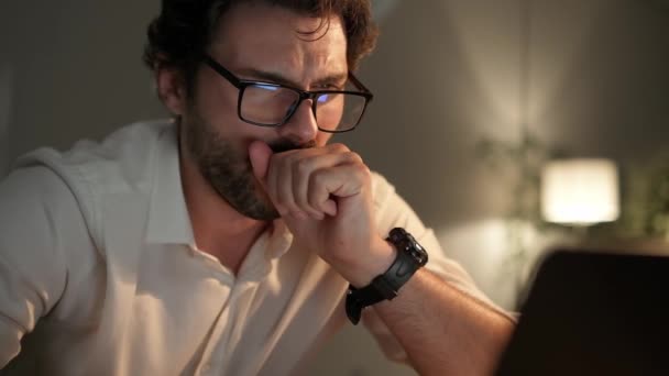 Una Vista Cerca Del Hombre Bostezando Frotándose Los Ojos Después — Vídeo de stock