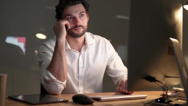 Egy Pozitív Jóképű Férfi Beszél Telefonon Irodában — Stock videók