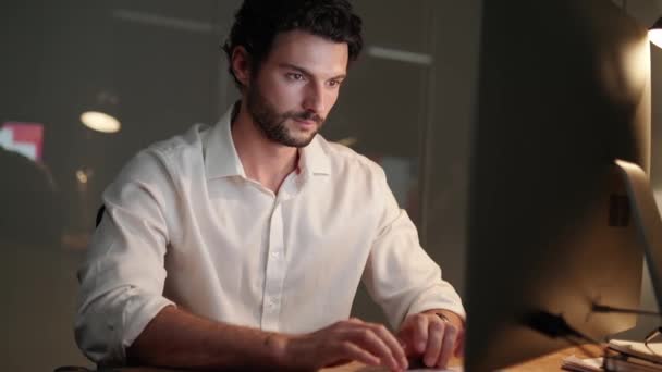 Hombre Guapo Concentrado Escribiendo Teclado Inalámbrico Mirando Con Sonrisa Cámara — Vídeos de Stock