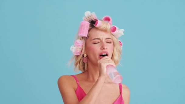 Mulher Bonita Sorridente Curlers Dançando Cantando Spray Facial Vez Microfone — Vídeo de Stock