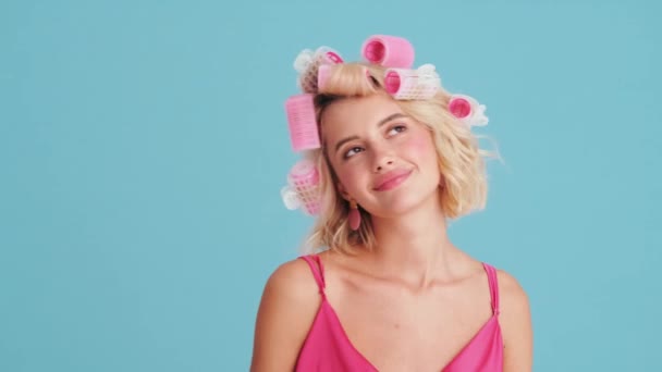 Sorrindo Mulher Bonita Curlers Dançando Estúdio Azul — Vídeo de Stock