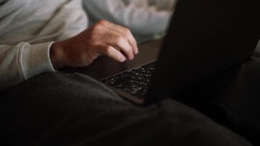 Erkek ellerinin dizüstü bilgisayardaki dokunmatik dokunmatik dokunmatik dokunmatik ekranı çevirdiği yakın çekim görüntüsü.