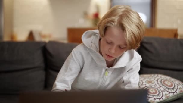 在笔记本电脑上通过视频通话的积极的小个子男人 — 图库视频影像