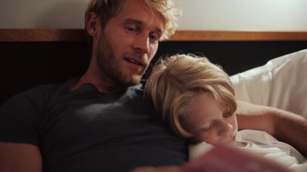 Ayah Bahagia Menceritakan Sebuah Kisah Kepada Anaknya Yang Sedang Tidur — Stok Video