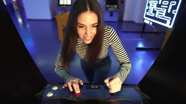Вид Сверху Счастливую Женщину Играющую Игровые Автоматы Проводящую Время Внутри — стоковое видео